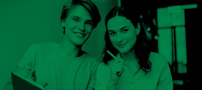 grafika w zielonym kolorze z uśmiechniętymi młodymi ludźmi