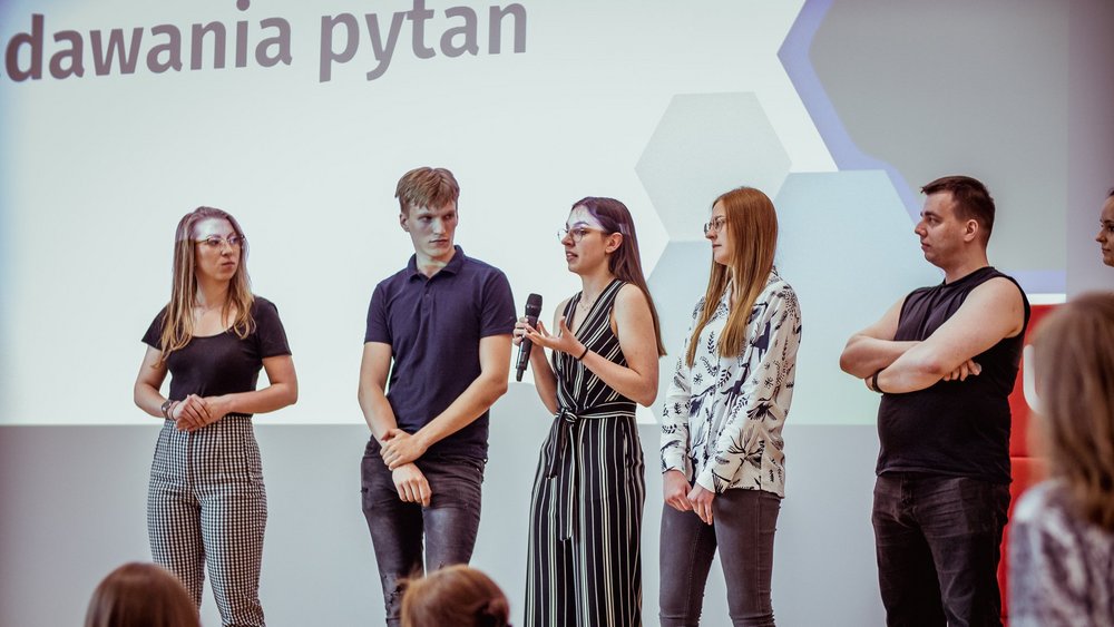 Photo: Łukasz Dobiński, Career Office, University of Lodz One of the teams presenting solutions during the University of Lodz Ideathon