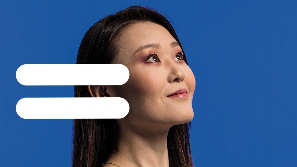 Szacunek. Kobieta na niebieskim tle.