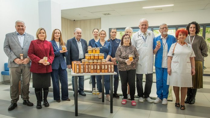 Donating honey from the University of Lodz apiary to patients of the Copernicus Hospital