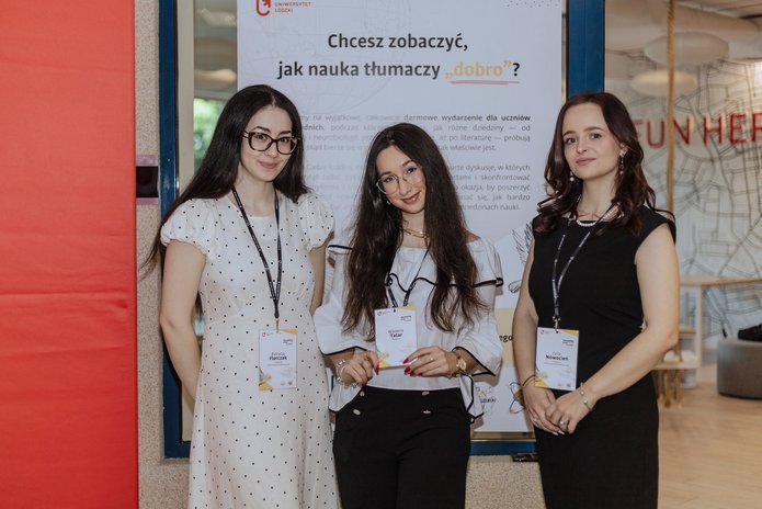 ludzie na konferencji