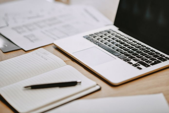 Zdjęcie notatek i otwartego laptopa