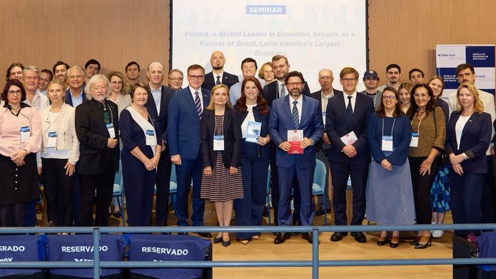 a photo of people participating in the seminar