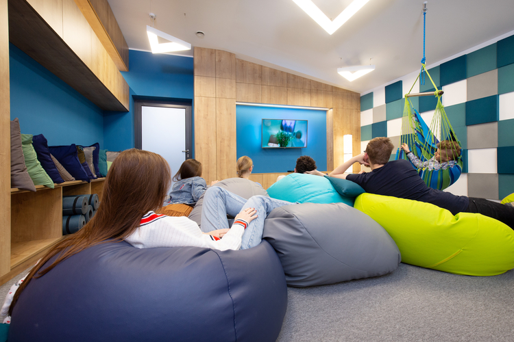 Studenci oglądają film w Sali Relaksu
