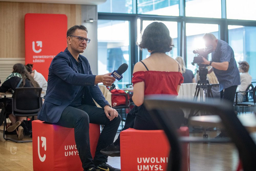 Photo: Bartosz Kałużny, Communications and PR Centre, University of Lodz A female participant of the University of Lodz Ideathon UŁ during a conversation with a TV journalist
