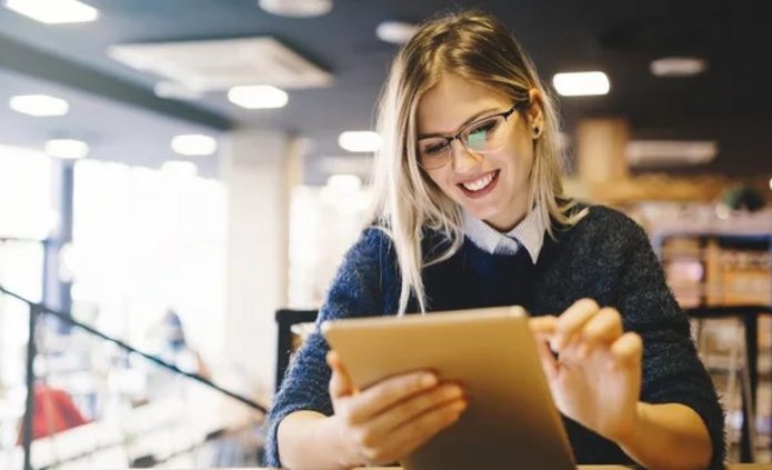 konieta pracujaca na tablecie