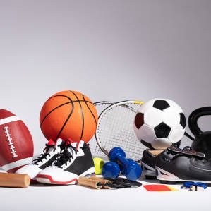 akcesoria sportowe takie jak: buty, piłki, kask...