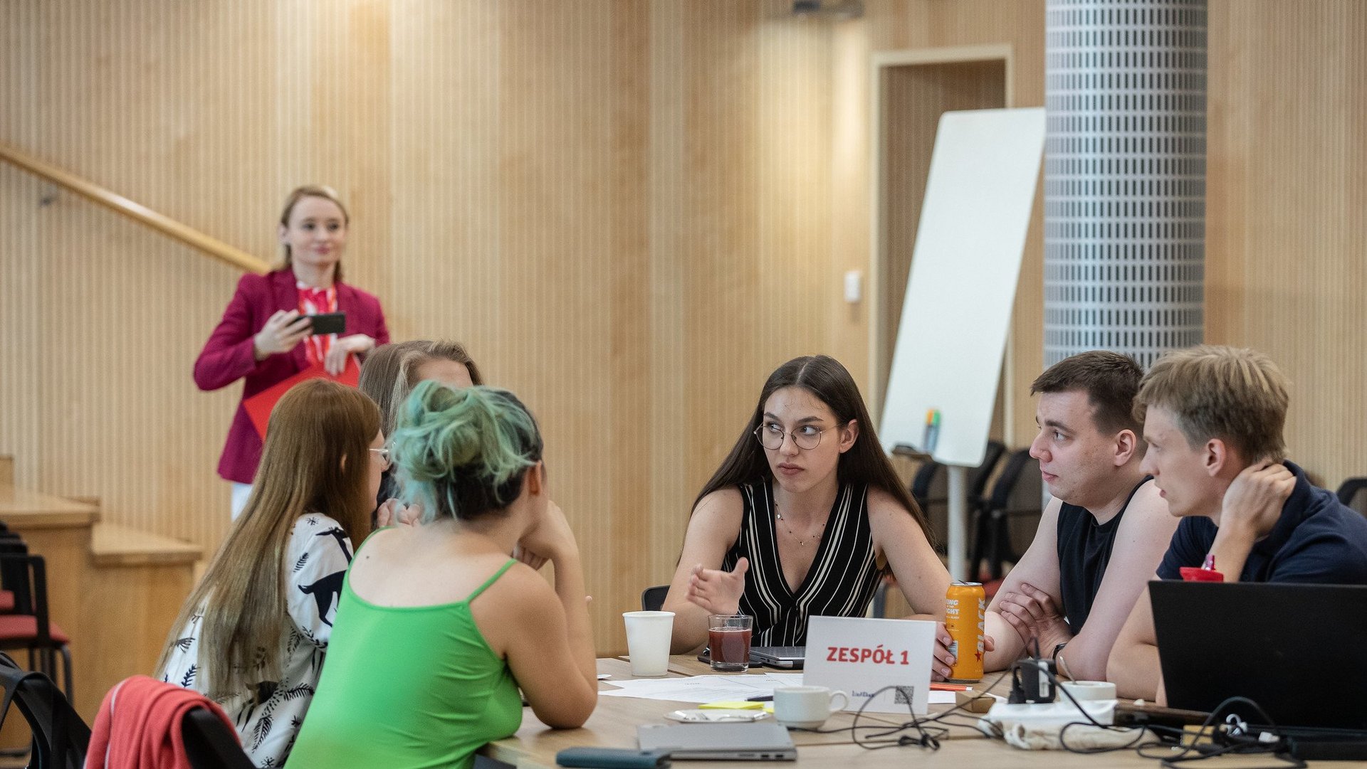 uczestnicy Ideathonu UŁ podczas pracy zespołowej