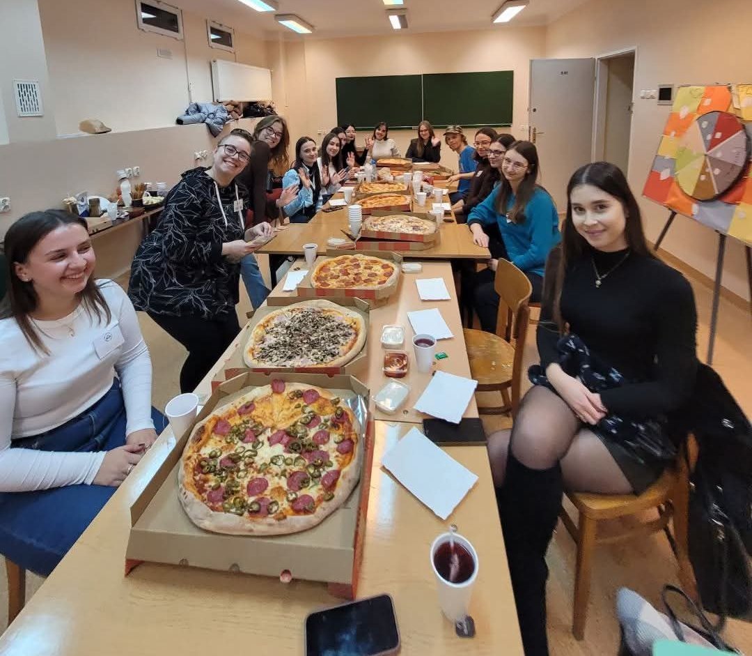 spotkanie studentów przy pizzy 