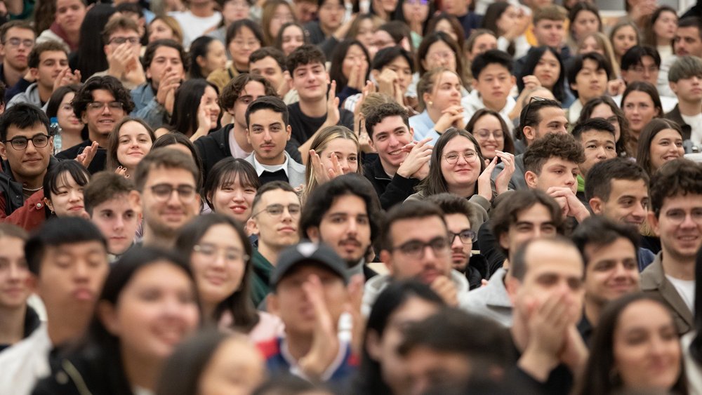grupa międzynarodowych osób studiujących