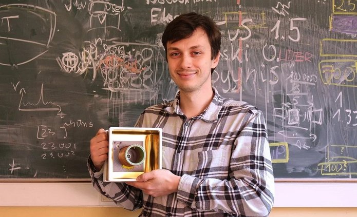 dr inż. Maciej Ślot with his invention