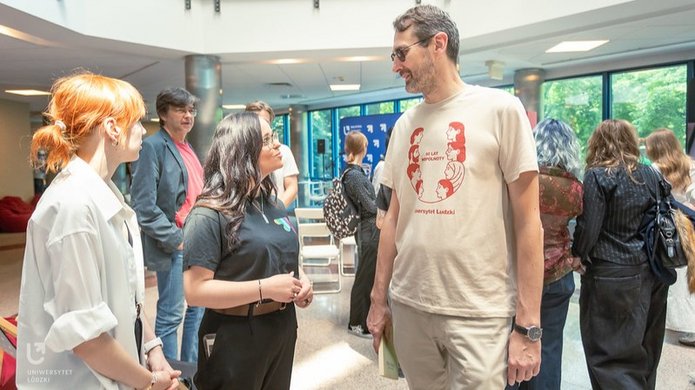 The UniLodz Rector with students