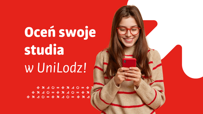 Grafika promująca ewaluację studiów na Uniwersytecie Łódzkim. Po prawej stronie znajduje się uśmiechnięta osoba w czerwonych okularach i jasnym swetrze w czerwone paski, patrząca na ekran czerwonego telefonu trzymanego w dłoniach. Tło utrzymane jest w charakterystycznej dla identyfikacji Uniwersytetu Łódzkiego kolorystyce – czerwieni i jasnej szarości – z dużymi abstrakcyjnymi kształtami. Po lewej stronie umieszczono duży biały napis: „Oceń swoje studia w UniLodz!”. Poniżej widoczne są dekoracyjne znaki graficzne. Całość ma lekki, nowoczesny i zachęcający charakter, odnoszący się do dzielenia się opinią i doświadczeniami ze studiowania.