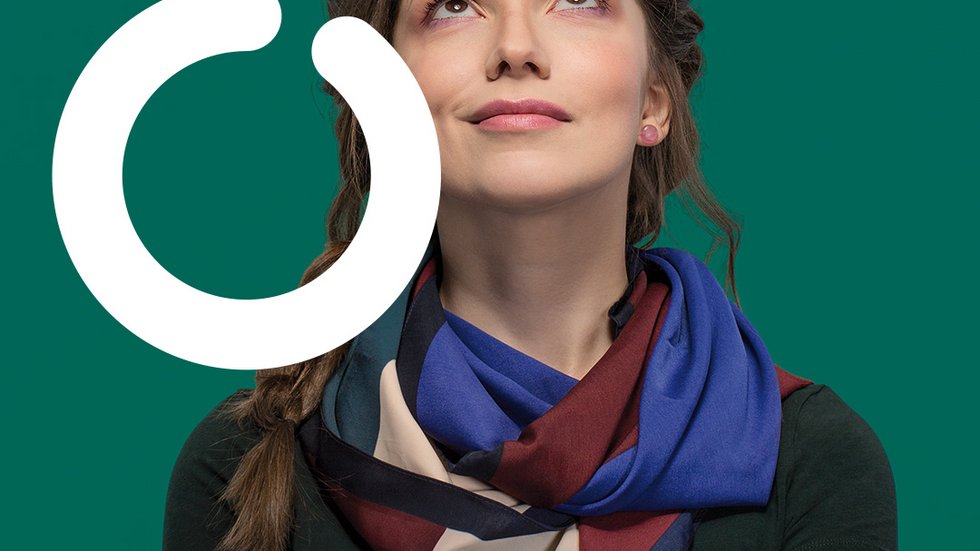 [Translate to English:] Współpraca. Kobieta na zielonym tle