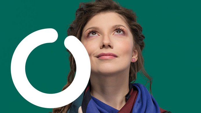 Współpraca. Kobieta na zielonym tle