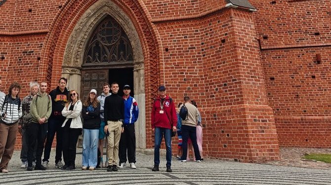photo of the participants with the Cathedral in Frombork in the background