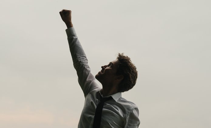 postać z ręką w górze