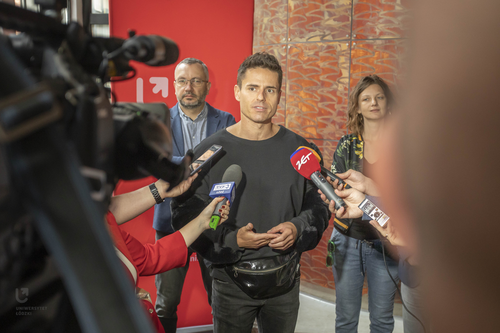 dr Bartosz Kałużny podczas briefingu z mediami na śniadaniu prasowym