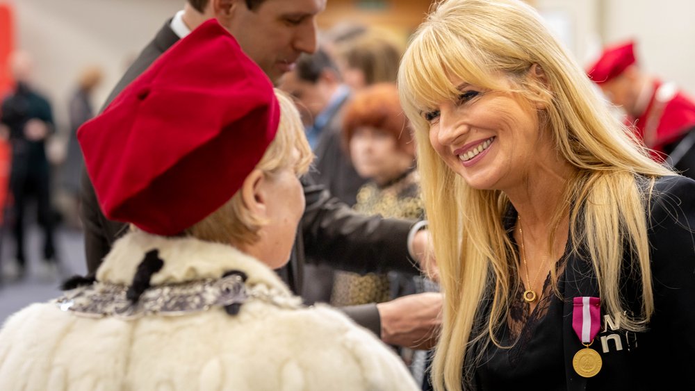 dwie kobiety rozmawiające