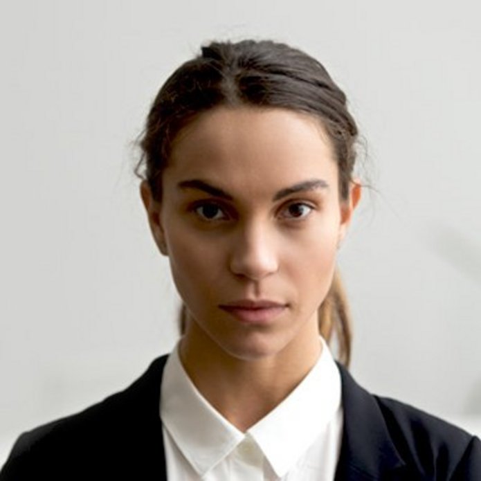 zdjęcie dziewczyny w ciemnych włosach i białej koszuli