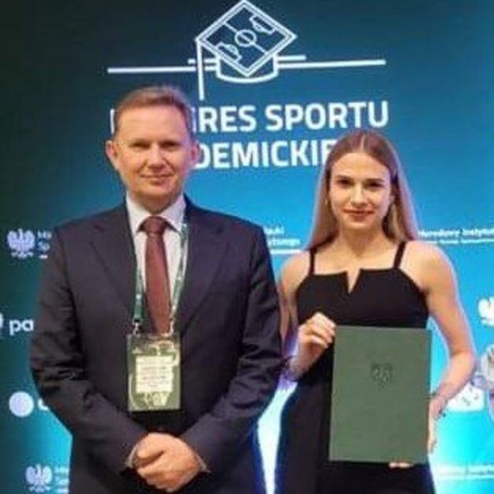 Paulina Grzegórska i prorektor UŁ Radosław Olszewski