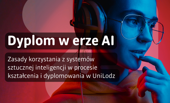 Grafika informacyjna z portretem młodej osoby w okularach i słuchawkach. Zdjęcie utrzymane jest w kontrastowych kolorach czerwieni i niebieskiego. Po lewej stronie znajduje się półprzezroczysty, ciemny prostokąt z białym napisem: „Dyplom w erze AI”.  Poniżej umieszczono tekst: „Zasady korzystania z systemów sztucznej inteligencji w procesie kształcenia i dyplomowania w UniLodz”.