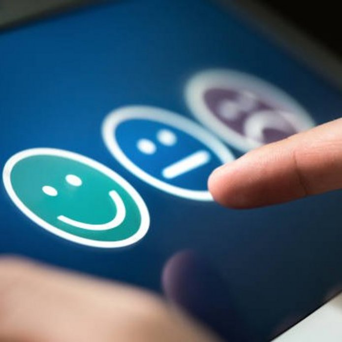 [Translate to English:] emotikony i palec wybierający opcje