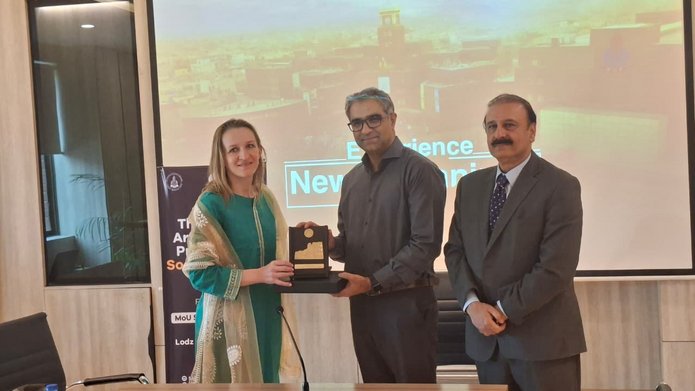 Presentation of the UCP statuette by the Vice-Rector, from the left: Dr Maria Eleonora Hebisz, Prof. Dr Hammad Naveed, Prof. Dr Khalid Manzoor Butt