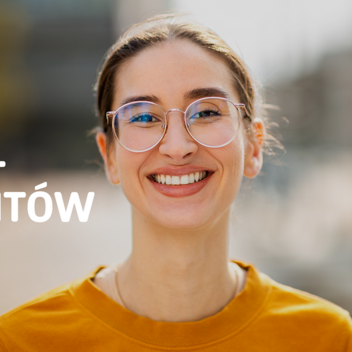 [Translate to English:] Na grafice ukazano uśmiechniętą młodą kobietę w okularach na tle rozmytych elementów architektury i przyrody. Po lewej stronie widnieje biały napis „Nagrody Rektora UŁ dla Studentów” oraz logo Uniwersytetu Łódzkiego.