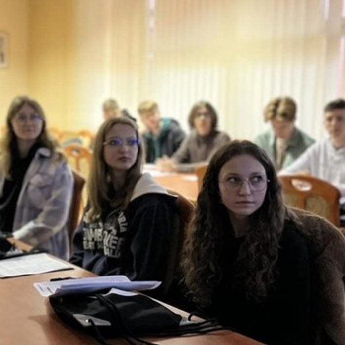 Grupa studentów słucha wykładu