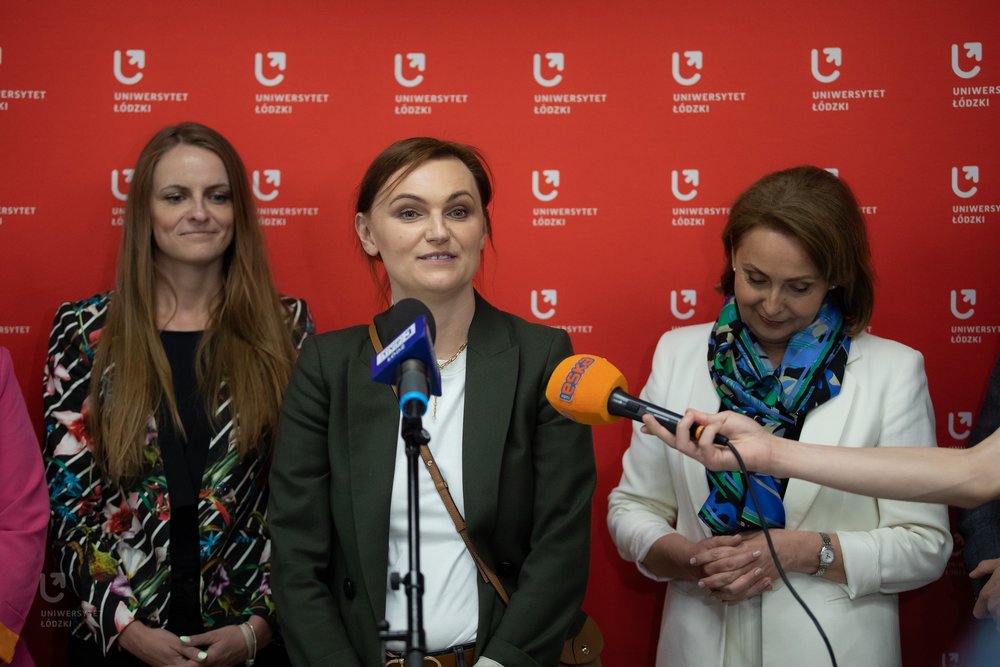 Photo: Bartosz Kałużny, Communications and PR Centre, University of Lodz Prof. A. Kurczewska during the briefing with the media