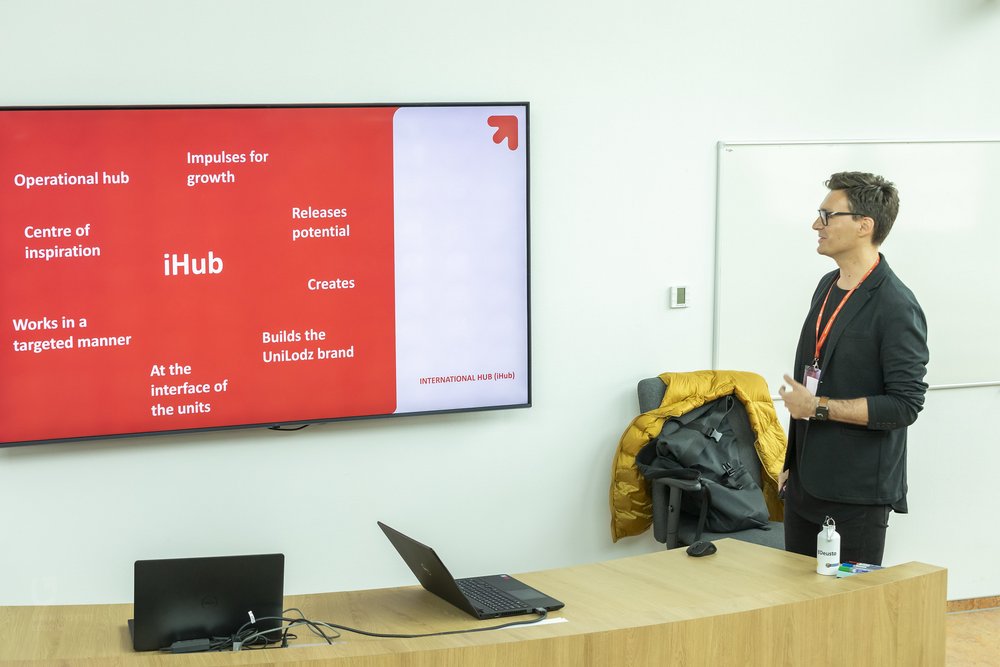 wykład prowadzony przez Macieja Jażdżewskiego z iHub UŁ