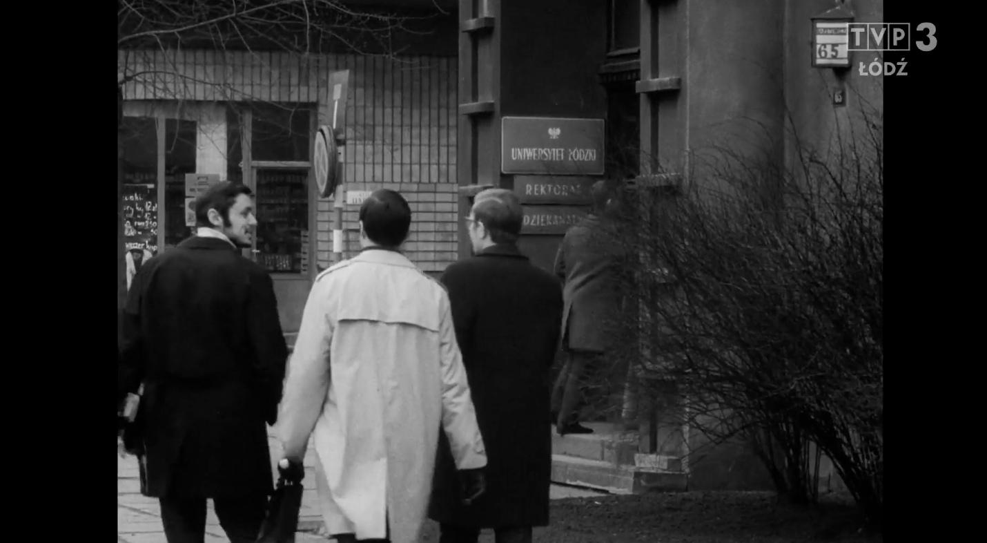 zdjęcie archiwalne (studenci przed rektoratem UŁ) Wytwórnia Filmów Oświatowych