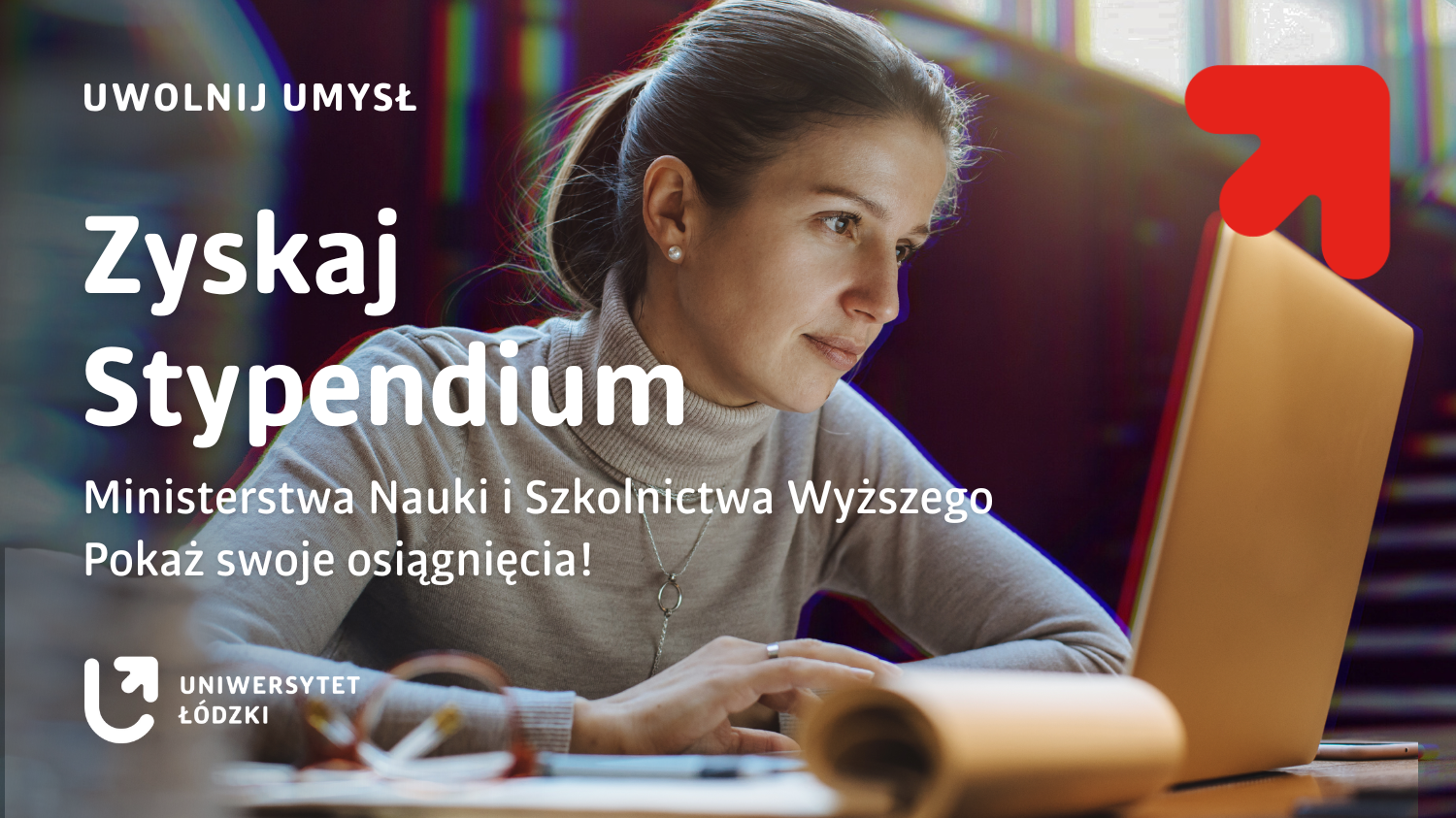 młoda kobieta pracuje przed laptopem